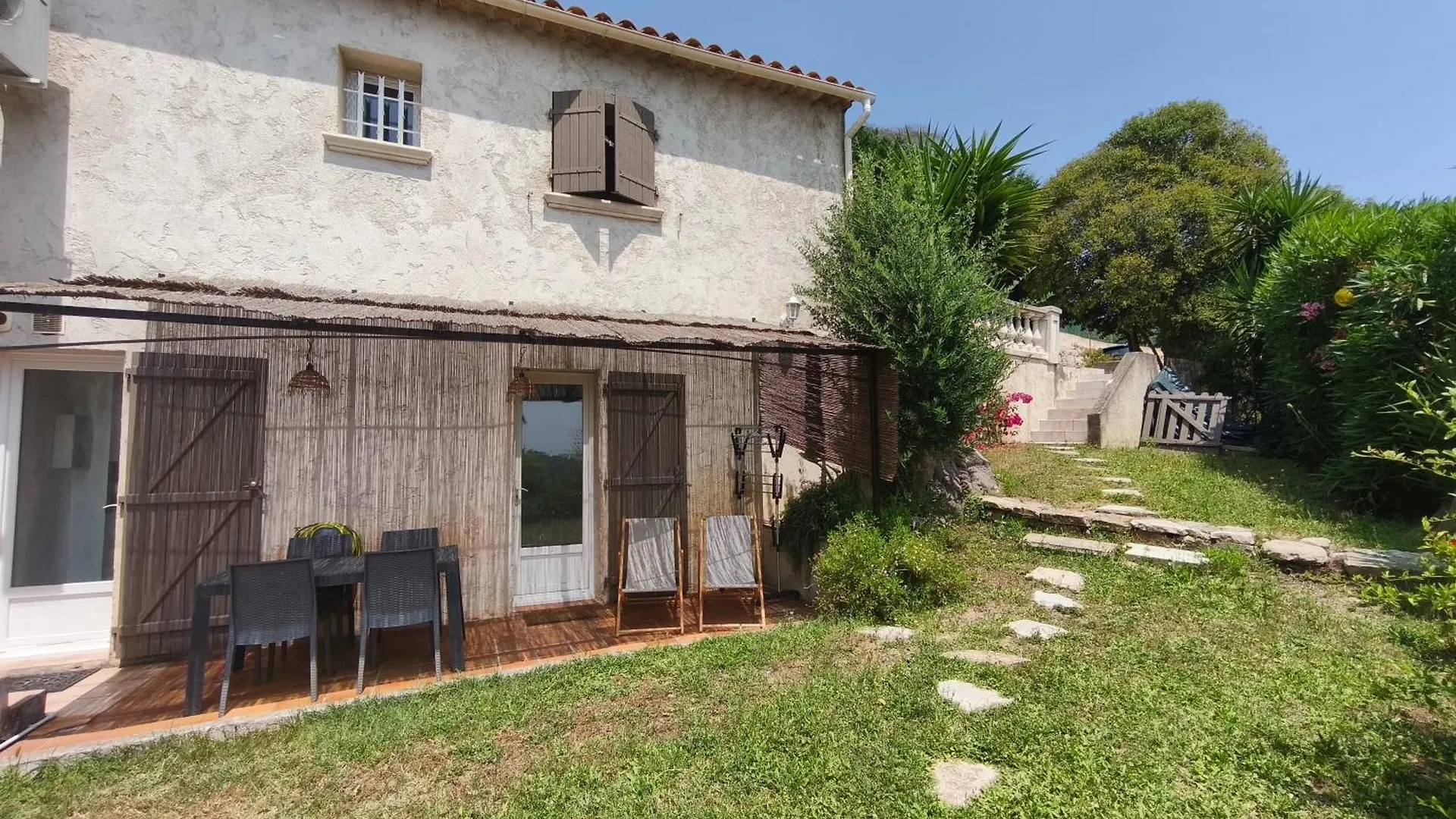 Appartamento Chez Linat - Studio En Rez De Jardin Au Calme Avec Vue Mer Vallauris